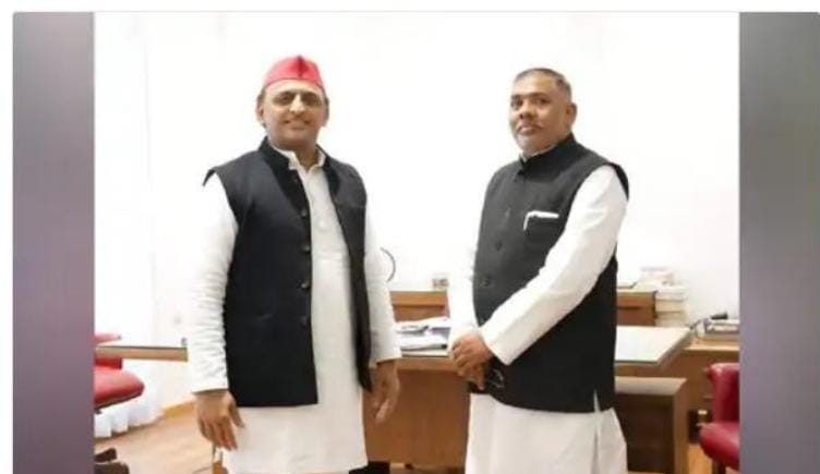 Akhilesh yadav and Keshav Dev Maurya e1654942658313