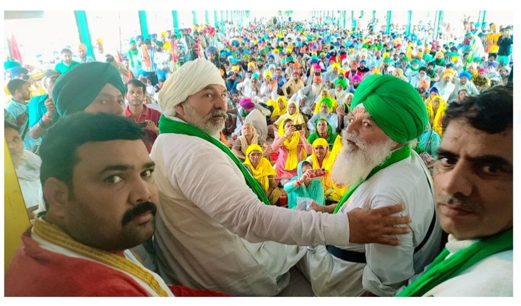 Rakesh Tikait with farmers