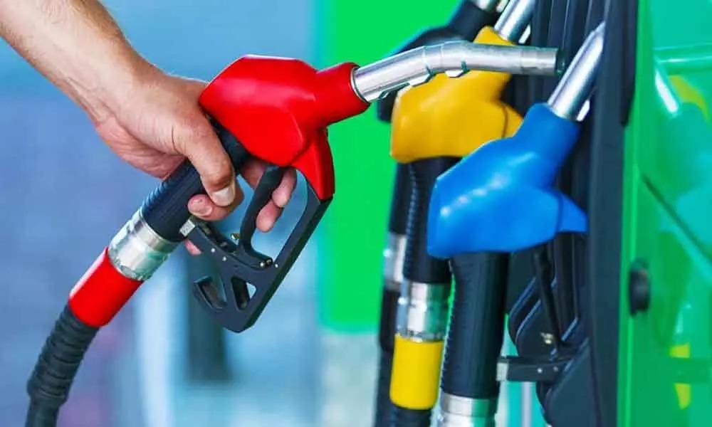 Petrol-Diesel Price: पेट्रोल-डीजल का जारी हुआ ताज़ा रेट, तुरंत चेक करें जानकारी