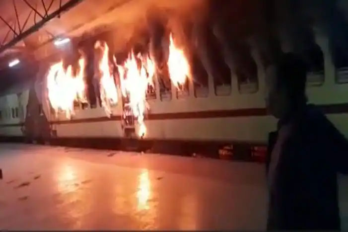 Fire broke out at Indore Ratlam Bina Passenger train