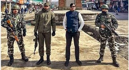 Gujrat News : गुजरात पुलिस ठग किरण पटेल को जम्मू-कश्मीर से अहमदाबाद लेकर आई