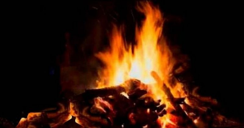 शर्मनाक ! दाह संस्कार के दौरान आधे जले शव को खा गए दो शख्स