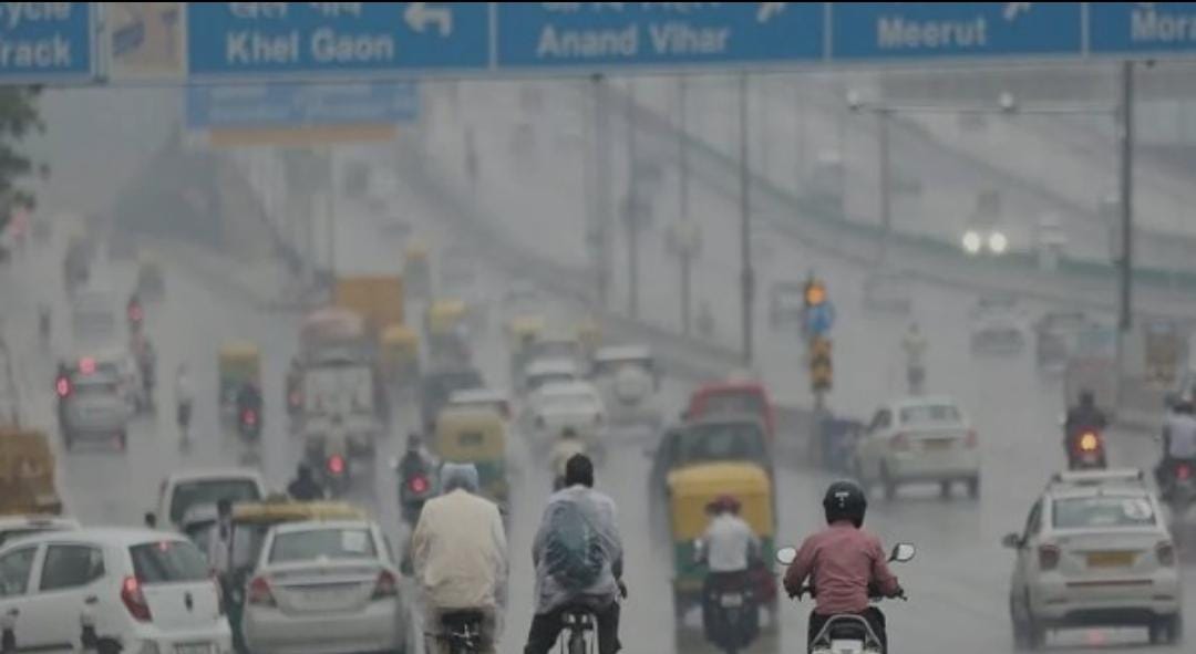 राजधानी दिल्ली में बढ़ा कोहरे का कहर, येलो अलर्ट हुआ जारी