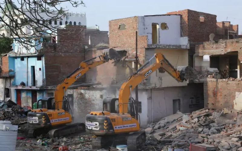 लखनऊ में चला बाबा का बुलडोजर, नेस्तनाबूद हुए 150 मकान