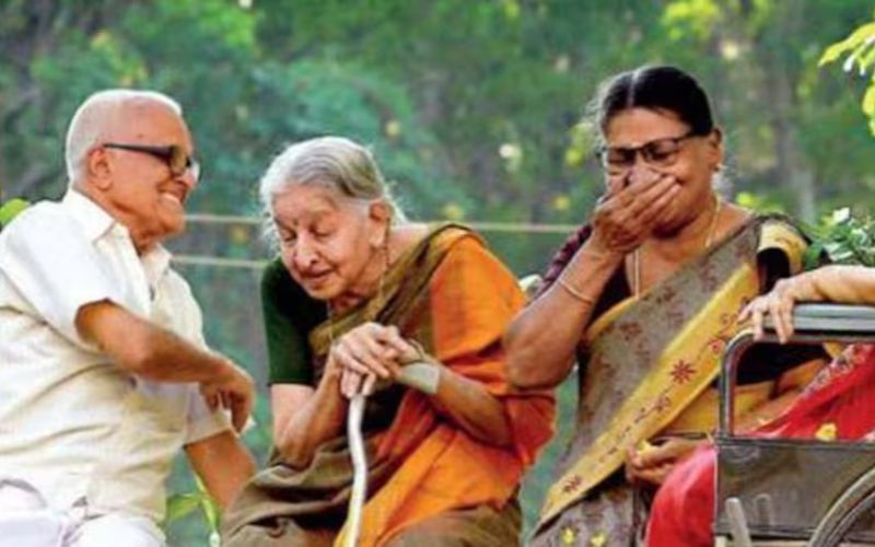 अकेले रहने को मजबूर माता-पिताओं के नाम पर मार्मिक अपील