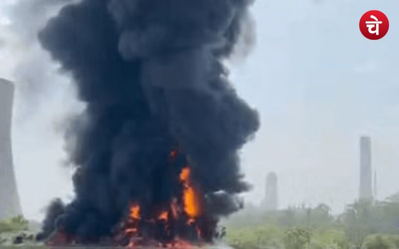 ग्रेटर नोएडा के एक गोदाम में लगी भीषण आग, चारों तरफ छाया धुंआ
