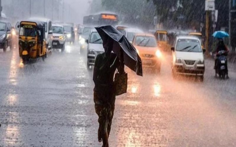 UP में बदला मौसम का मिजाज, तेज आंधी के बाद इन इलाकों में जनजीवन प्रभावित