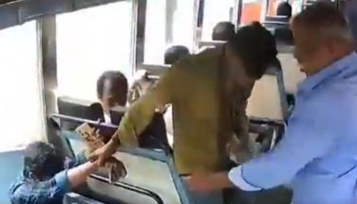 कंडक्टर बना स्पाइडर मैन, शख्स ने ऐसे बचाई जान