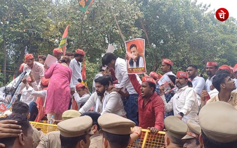 पेपर लीक के खिलाफ सड़क पर उतरे सपाई, शिक्षा मंत्री से की इस्तीफे की मांग
