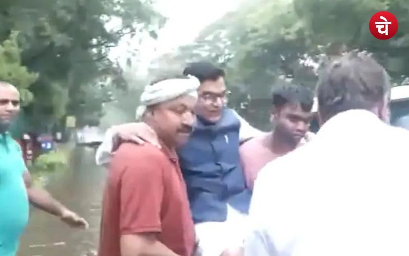 सपा सांसद के बंगले में घुसा पानी, स्टाफ ने गोद में उठाकर कार तक छोड़ा, वीडियो वायरल