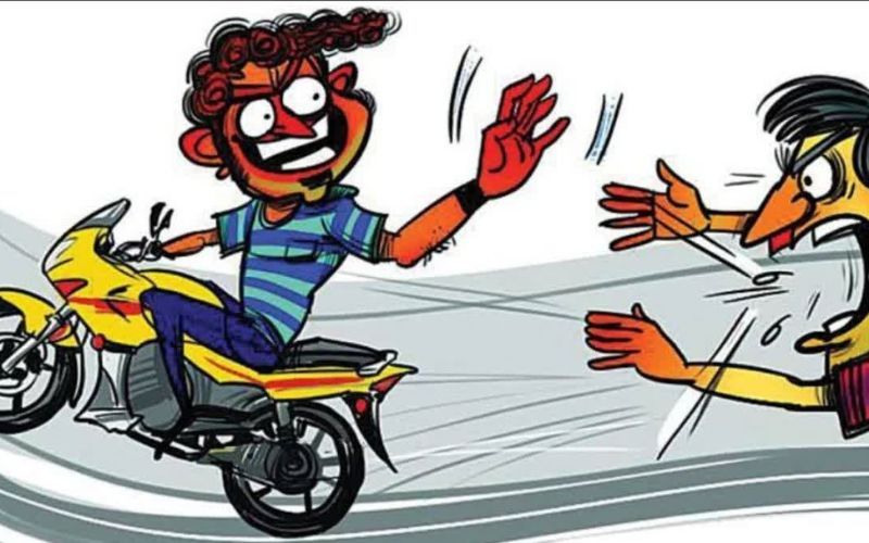 टेस्ट ड्राइव के बहाने दो बदमाश बाइक करते थे चोरी, पुलिस ने धर दबोचा