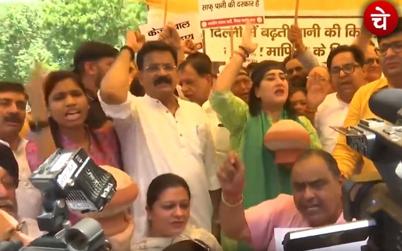 दिल्ली में बीजेपी का मटका फोड़ प्रदर्शन,संजय सिंह ने दिया जवाब