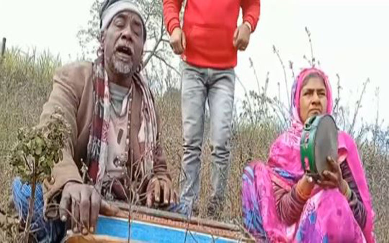 बुजुर्ग जोड़े ने छेड़े ऐसे सुर, लोग टैलेंट की कर रहे तारीफ