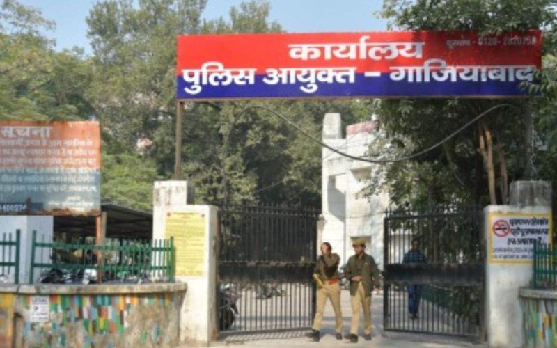 नोएडा के गैलेरिया मॉल में फायरिंग करने वाले सिपाहियों पर एक्शन, कर दिया सस्पेंड