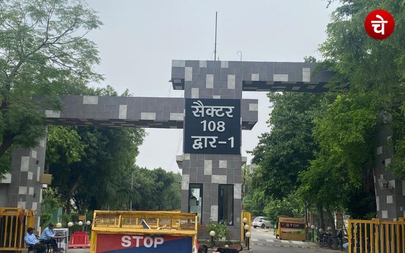 नोएडा में घूमता आईना