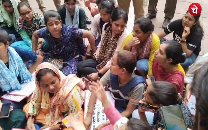Junior engineer are protesting in Picup bhawan lucknow
