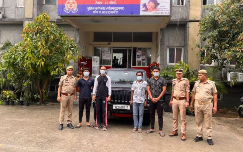 नोएडा में सड़क के बीचों-बीच मना रहे थे बर्थ-डे, पुलिस के हत्थे चढ़े दबंग
