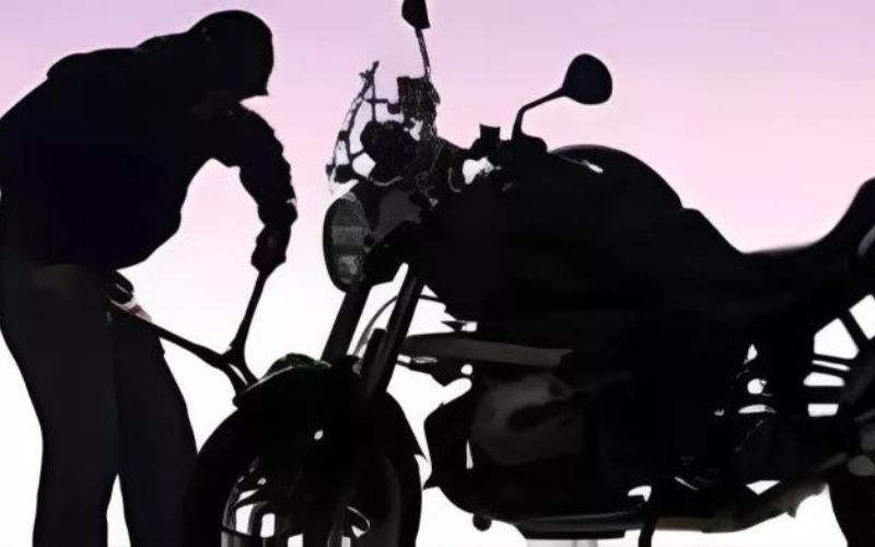 नोएडा चोरों की करामत, खड़े-खड़े गायब कर दी दो बुलेट बाइक