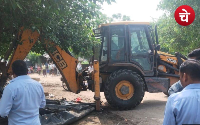 नोएडा में गरजा प्राधिकरण का बुलडोजर, करोड़ों की जमीन कराई मुक्त