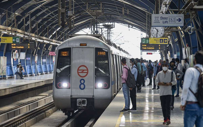 दिल्ली मेट्रो में अनोखी अनाउंसमेंट सुन यात्री हुए लोट-पोट