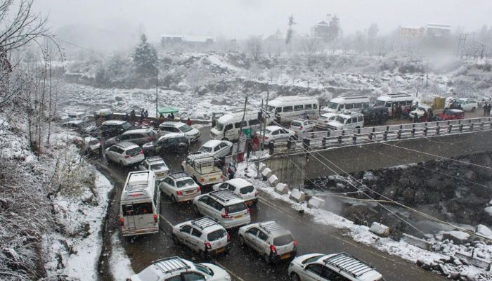 8 हजार टूरिस्ट रेस्क्यू, 223 सड़कें बंद और 4 की मौत, हिमाचल में भारी बर्फबारी, पर्यटकों की बढ़ी परेशानी