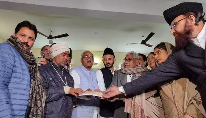 समाजवादी पार्टी ने लगाया संभल पीड़ितों के जख्मों पर मरहम, बांटे 25 लाख रुपए