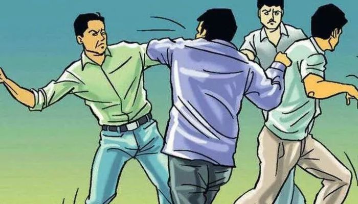 नोएडा में भाजपा नेता की दबंगई, पुलिस के सामने शख्स को पीटा