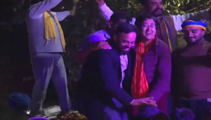 केजरीवाल की हार का जश्न मना रही आतिशी! वायरल वीडियो पर भड़के यूजर्स