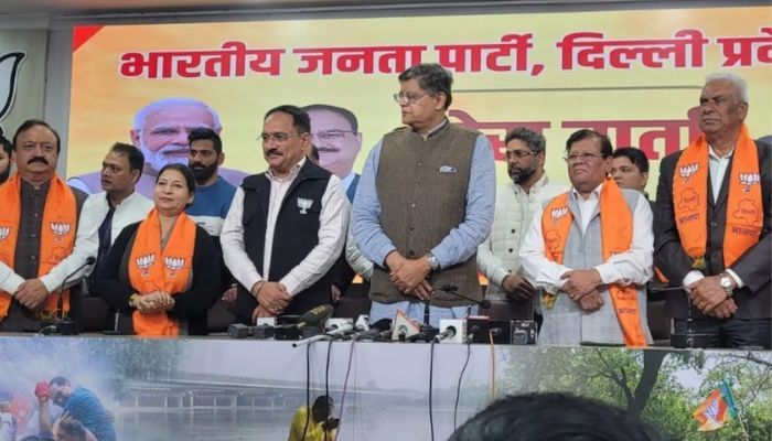 दिल्ली चुनाव से पहले 8 विधायक ने AAP से दिया इस्तीफा, थामा BJP का दामन