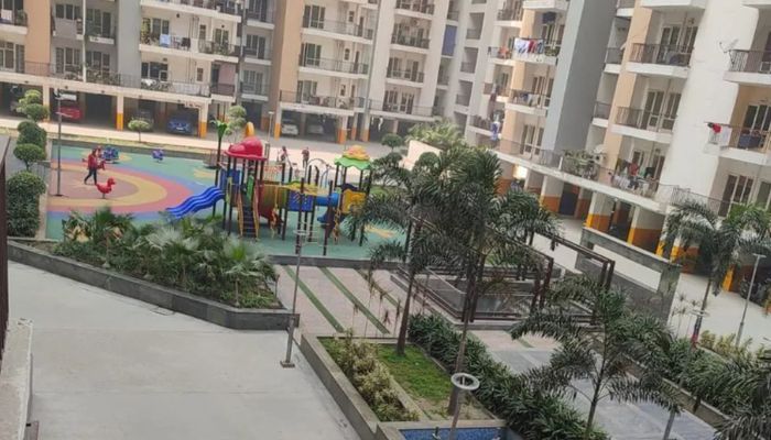 ग्रेटर नोएडा की हाईटेक सोसायटी में पानी गायब, नहाने-धोने को तरसे लोग