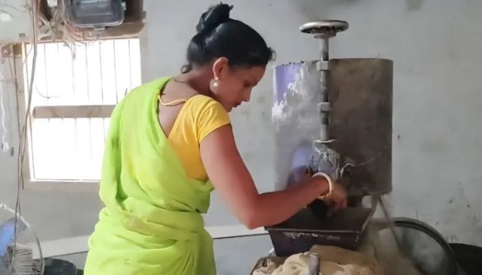'आटा चक्की वाली दीदी' के वीडियो तोड़ रहे ट्रेंड, चक्की की घर्र-घर्र से बना ली लाखों की फॉलोइंग