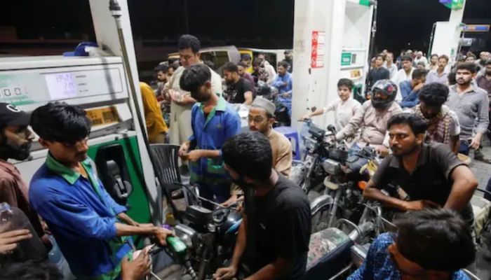 पाकिस्तान में फिर फूटा महंगाई बम, बढ़ती कीमतों को देख कांपे आम लोग