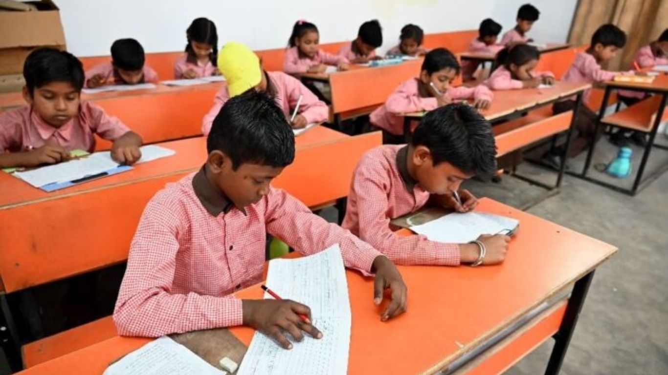 स्कूल मर्जर पर अदालत का बड़ा फैसला, यूपी सरकार की योजना को मिली मंजूरी