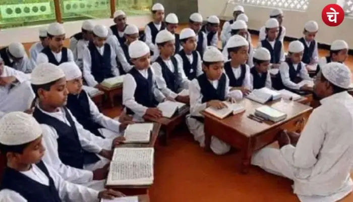 मदरसा घोटाला : लंदन में रह रहा टीचर, आजमगढ़ में लेता रहा इंक्रीमेंट!