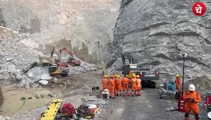 सोनभद्र खनन हादसा : 300 फीट गहरे खदान में दबे हैं दर्जनों मजदूर