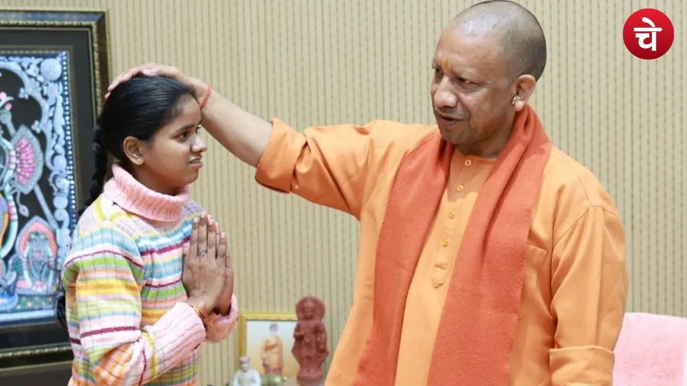 कानपुर से पैदल लखनऊ पहुंची दिव्यांग खुशी को आशीर्वाद देते CM योगी आदित्यनाथ