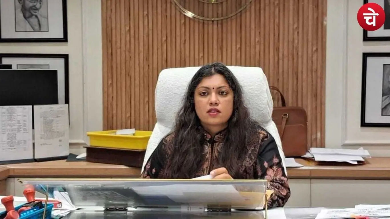 नोएडा में SIR फॉर्म भरना हुआ आसान, DM मेधा रूपम ने जारी किए हेल्पलाइन नम्बर