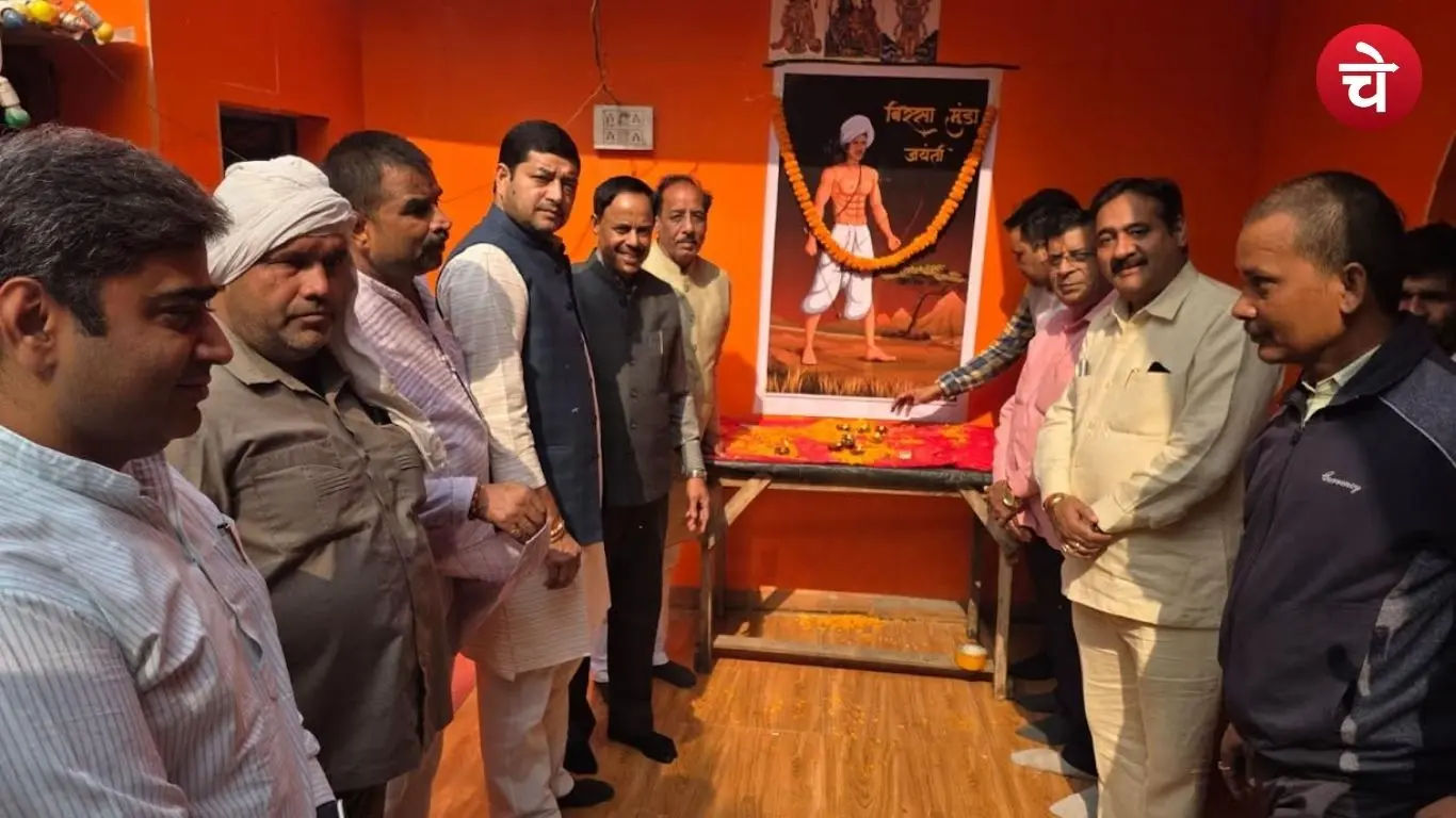 नोएडा में आदिवासी नायक भगवान बिरसा मुंडा को 150वीं जयंती पर श्रद्धांजलि देते भाजपा नेता