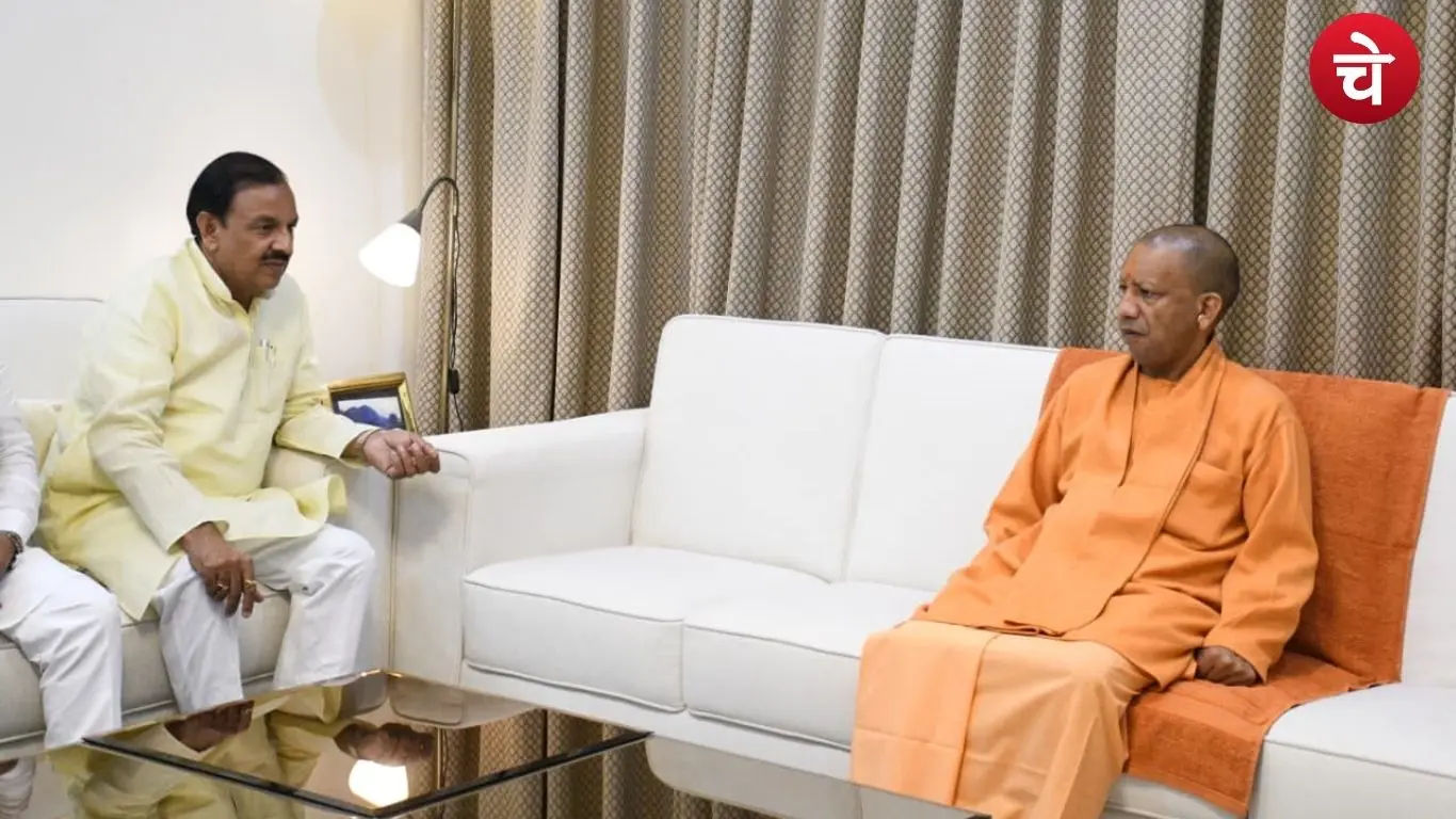 नोएडा में सांसद महेश शर्मा के घर पहुंचे CM योगी, माताजी को दी श्रद्धांजलि