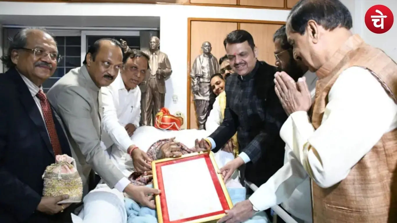 नोएडा स्थित आवास पर महाराष्ट्र भूषण सम्मान ग्रहण करते वयोवृद्ध मूर्तिकार राम वी. सुतार