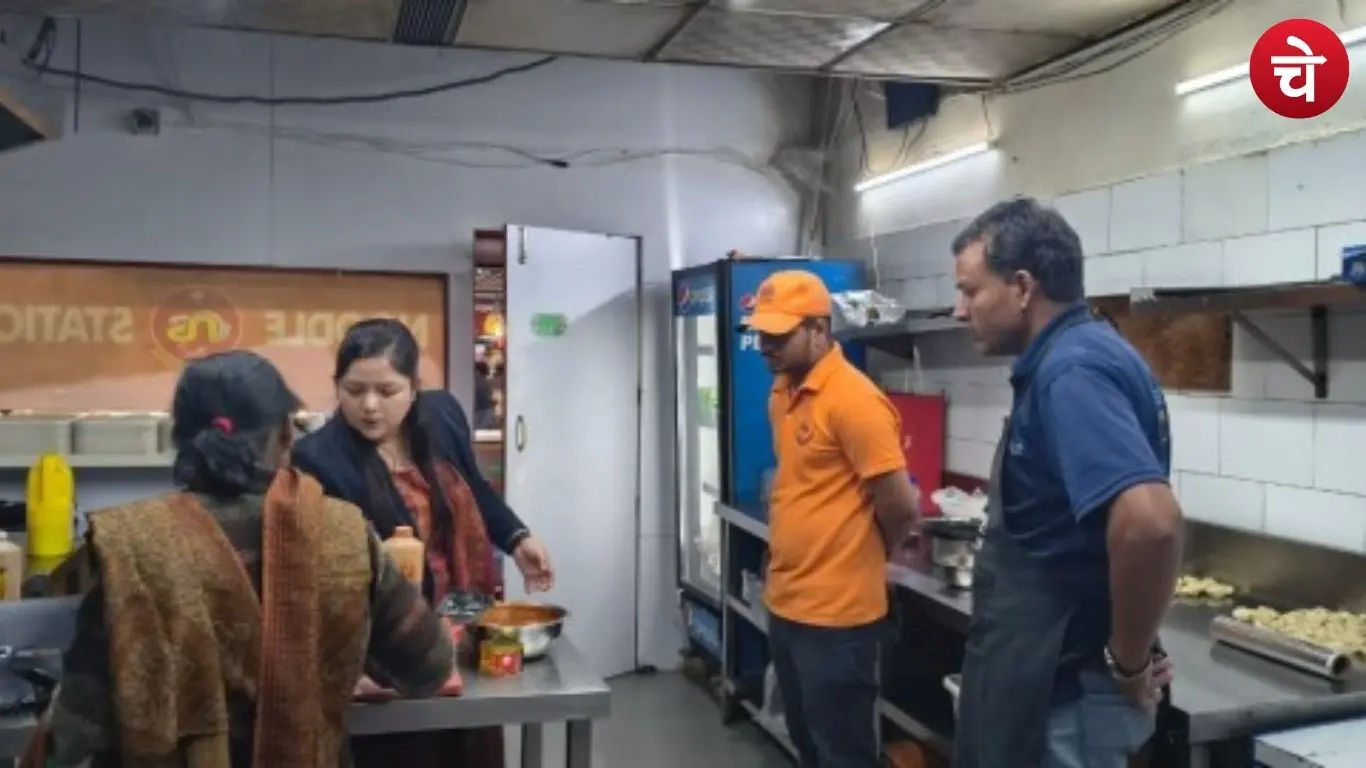 FSDA की टीम लखनऊ के मॉल्स में अचानक छापेमारी करती हुई
