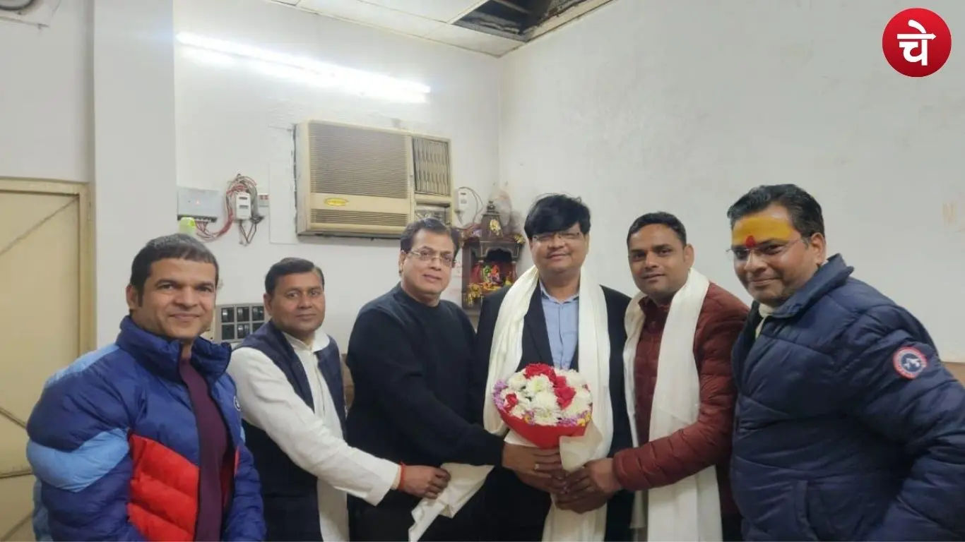 नवनियुक्त अध्यक्ष प्रवीन डेढ़ा को सम्मानित करते दीपक विग व गौरव सिंघल
