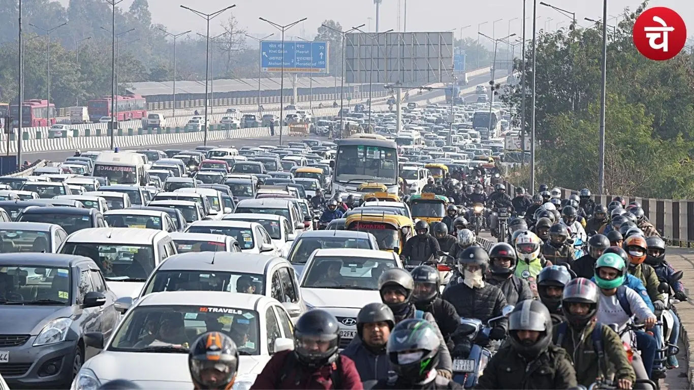 नोएडा में ट्रैफिक डायवर्जन लागू, वैकल्पिक रूट से निकलते वाहन चालक