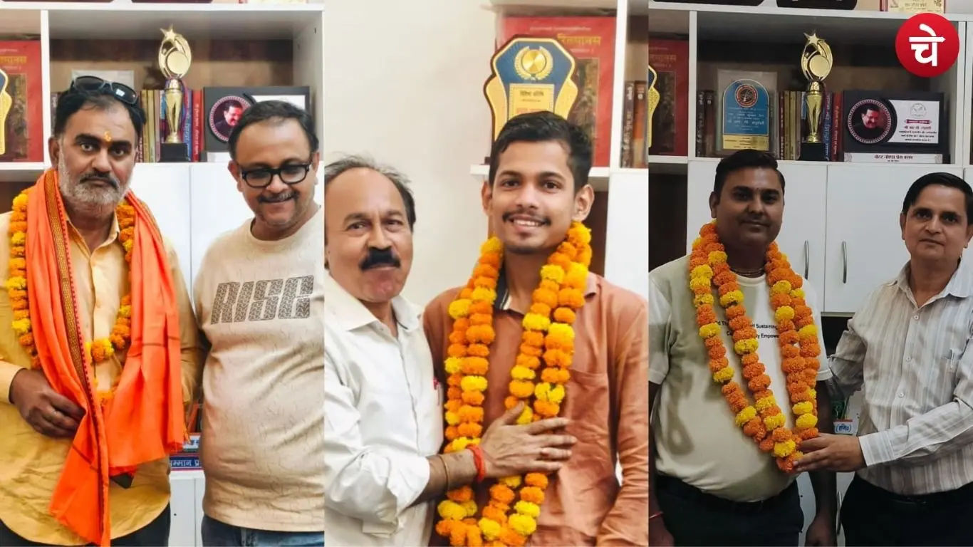 A photo of Chetna Manch News Editors Arvind Prasad, Arun Sinha, and Sheeshpal Singh felicitating editorial colleagues at the publication's Noida office