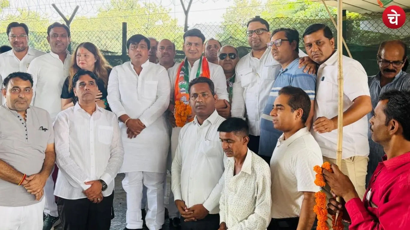 Congress workers welcoming Sanjeev Arya in Noida
