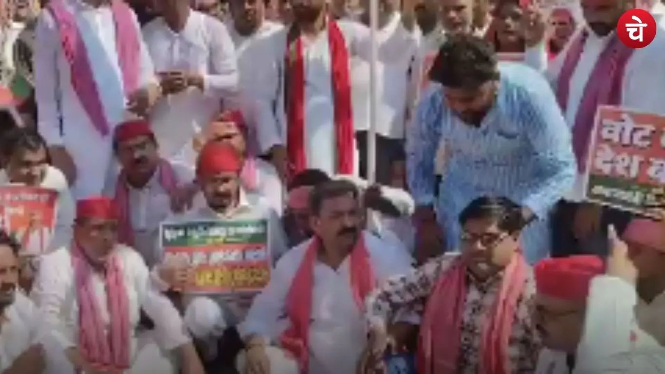 In Amethi, Samajwadi Party workers took to the streets against the Election Commission carrying a 'pot of sins