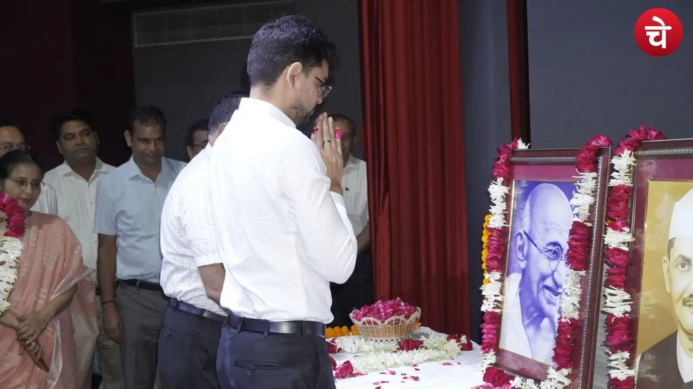 Officials at the Greater Noida Authority paid floral tributes to the statues of great leaders on Gandhi-Shastri Jayanti