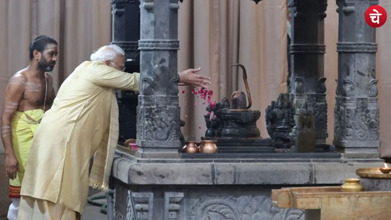 PM Modi offering prayers at the Shri Vinayak Temple in Delhi's Sarojini Nagar