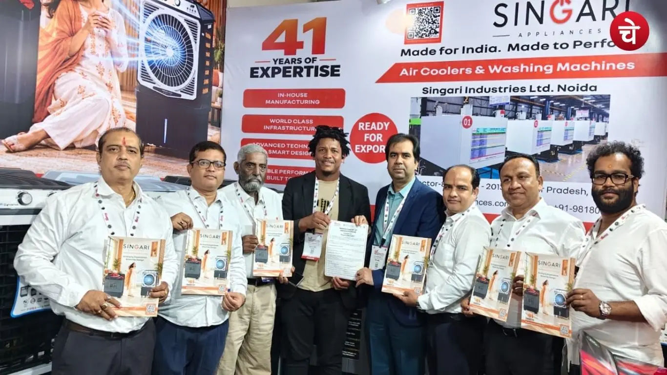 Representatives of Singari Industries displaying MoU documents with foreign businesspeople at UPITS-2026