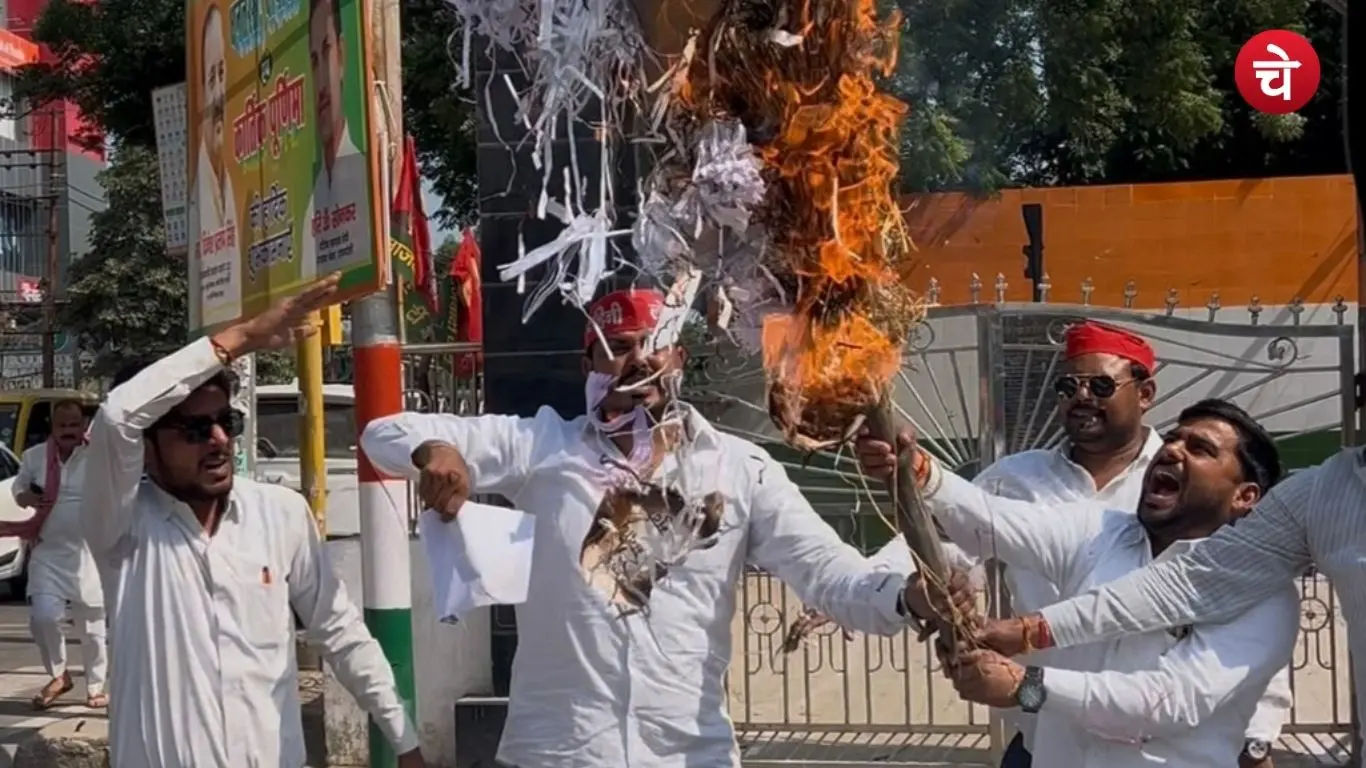 SP workers burning an effigy of Chief Election Commissioner Gyanesh Kumar in Raebareli